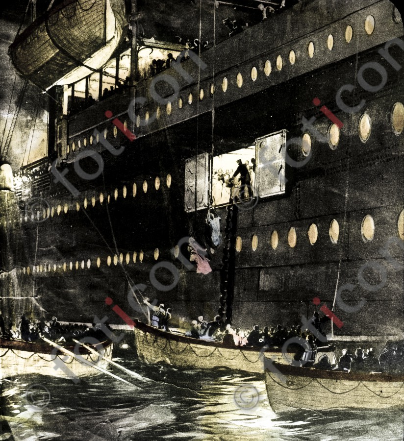Rettungsboote vor der RMS Titanic | Lifeboats in front of the RMS Titanic - Foto simon-titanic-196-037-fb.jpg | foticon.de - Bilddatenbank für Motive aus Geschichte und Kultur